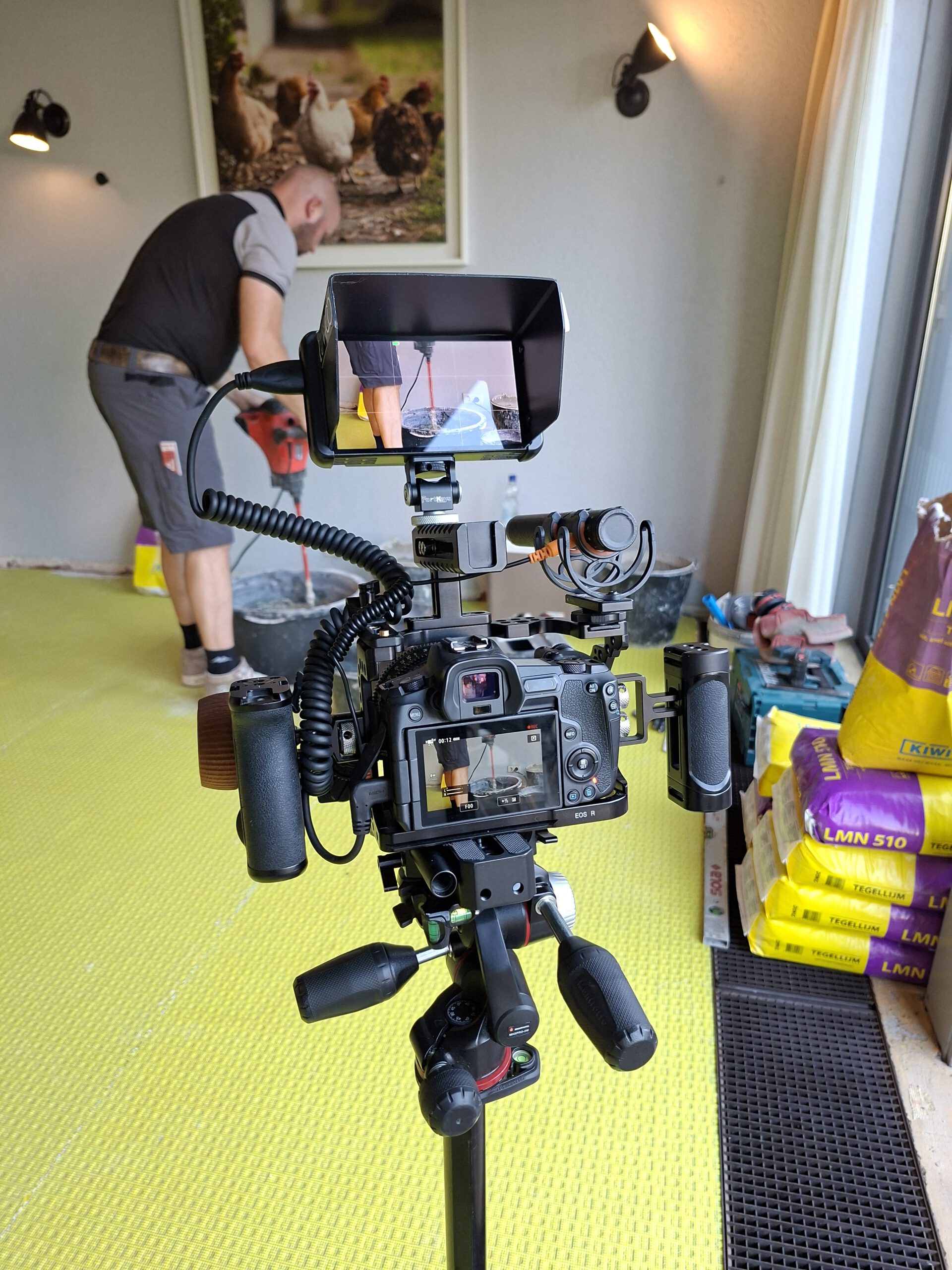 Videoproductie van een tegelzetter. Hij geeft instructies hoe een product moet worden toegepast.